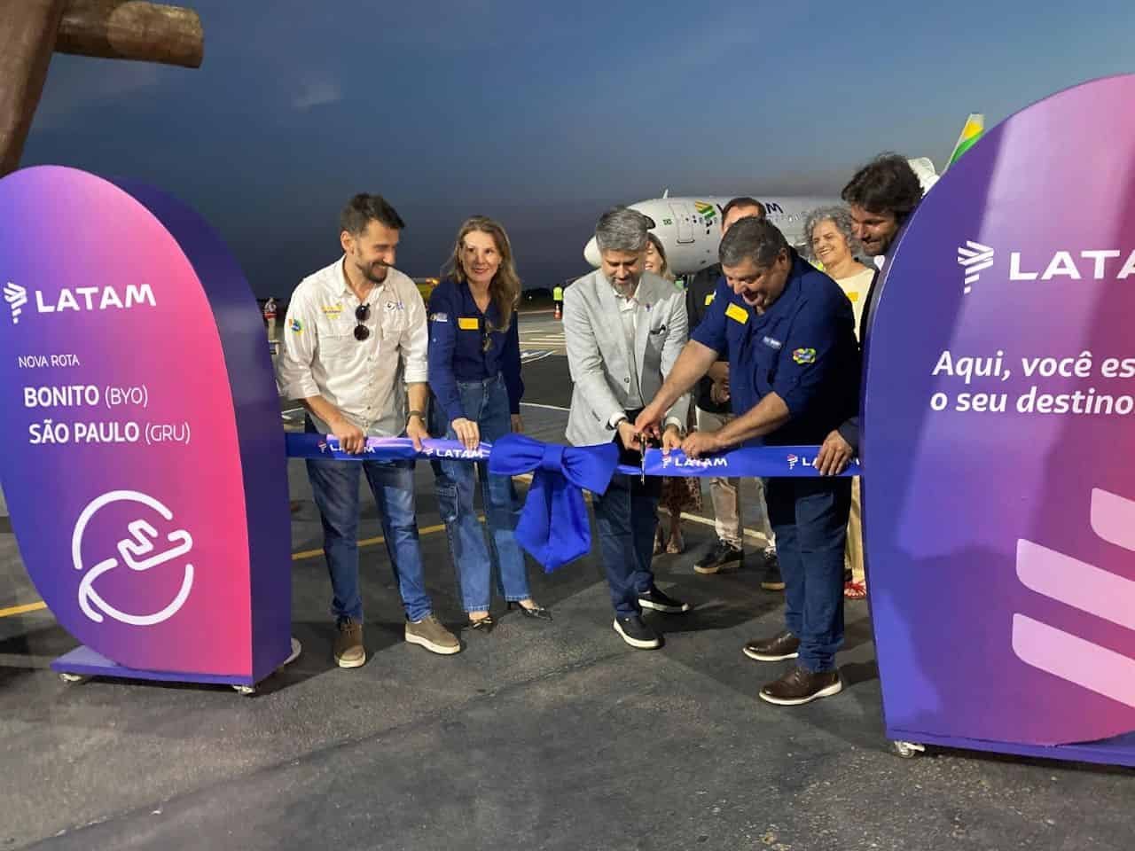 eduardo macedo, head de assuntos públicos da latam brasil e josmail rodrigues prefeito de bonito cortam a faixa inaugural da rota são paulo bonito da latam (divulgação latam)