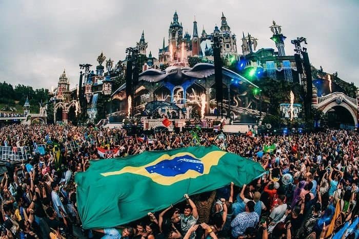 pague menos é a farmácia oficial do tomorrowland brasil 2025 e lança o pague menos música