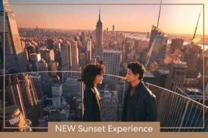 Nova experiência de pôr do sol em Nova York com casal admirando a vista icônica da cidade ao entardecer. O cenário urbano e romântico do rooftop ideal para viagens e momentos inesquecíveis.