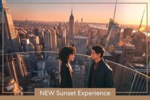 Nova experiência de pôr do sol em Nova York com casal admirando a vista icônica da cidade ao entardecer. O cenário urbano e romântico do rooftop ideal para viagens e momentos inesquecíveis.