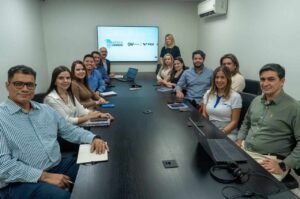 Equipe de profissionais em reunião na sede da SuoViaggio, focada em estratégias de turismo, treinamento de equipe e desenvolvimento de projetos de viagens personalizadas.