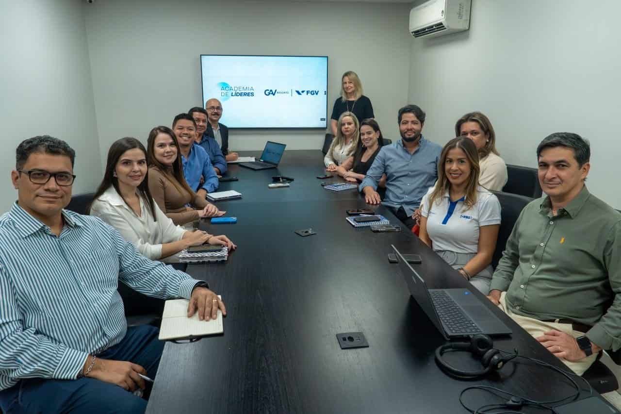 Equipe de profissionais em reunião na sede da SuoViaggio, focada em estratégias de turismo, treinamento de equipe e desenvolvimento de projetos de viagens personalizadas.