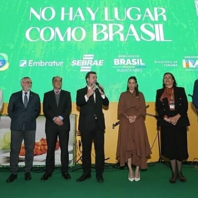 SuoViaggio, promoção de turismo Brasil, evento oficial com autoridades e representantes do setor de viagens e turismo no Brasil, destacando destinos e estratégias de divulgação na feira de turismo.