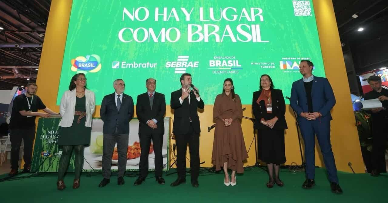 SuoViaggio, promoção de turismo Brasil, evento oficial com autoridades e representantes do setor de viagens e turismo no Brasil, destacando destinos e estratégias de divulgação na feira de turismo.