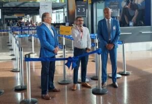 cláudio ferreira (gru aiport), marcus campos (latam) e luiz sobrinho (investsp) inauguram nova rota guarulhos córdoba da latam (divulgação latam)
