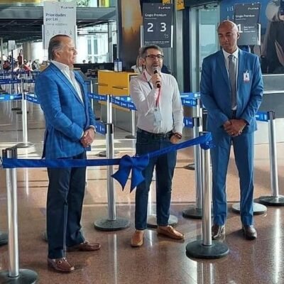 cláudio ferreira (gru aiport), marcus campos (latam) e luiz sobrinho (investsp) inauguram nova rota guarulhos córdoba da latam (divulgação latam)