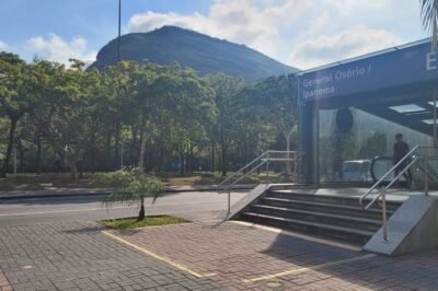 Entrada do metrô General Osório/Ipanema em Rio de Janeiro, com escadas, plataforma moderna e paisagem natural ao fundo, ideal para viagens pelo transporte público na cidade do Rio.