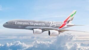 Emirates Skywards avião comemorativo de 25 anos voando acima das nuvens, destaque para celebração do aniversário da companhia aérea com look moderno e inovador.