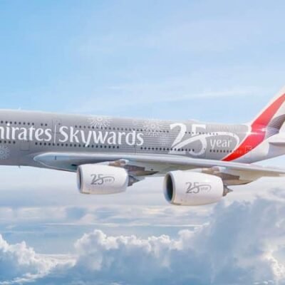Emirates Skywards avião comemorativo de 25 anos voando acima das nuvens, destaque para celebração do aniversário da companhia aérea com look moderno e inovador.
