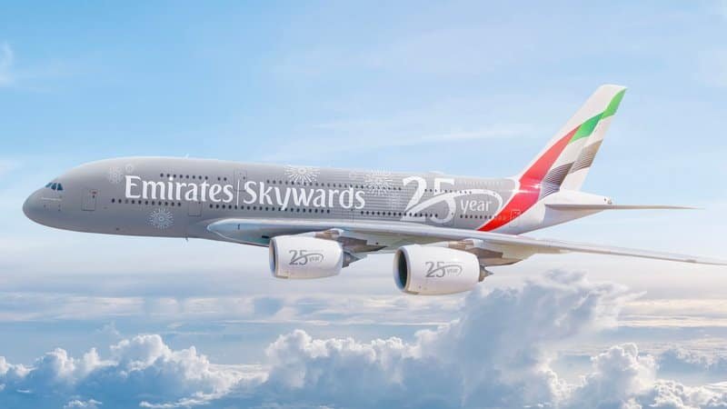 Emirates Skywards avião comemorativo de 25 anos voando acima das nuvens, destaque para celebração do aniversário da companhia aérea com look moderno e inovador.