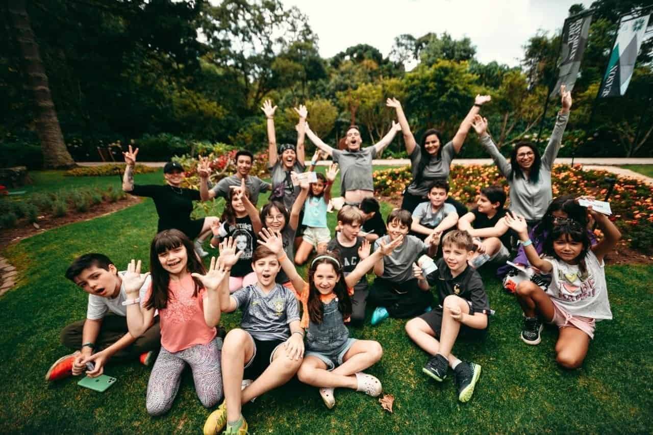 Aleatório de crianças e adultos sorrindo, brincando e celebrando ao ar livre em parque com plantas e flores, atividade de lazer e momento feliz em família ou grupo de amigos.