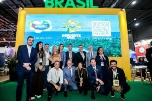 Brasil, turismo no Nordeste, feira de viagens, equipe de profissionais, evento de viagens, SuoViaggio, promoção turística, exposição de turismo, visitante na feira, parceria de turismo, destino turístico Brasil, turismo regional, networking em eventos de viagem, profissional de turismo, time de viagem, inovação em turismo, destinos do Brasil.