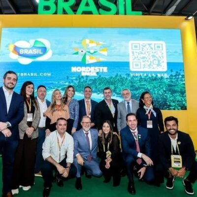 Brasil, turismo no Nordeste, feira de viagens, equipe de profissionais, evento de viagens, SuoViaggio, promoção turística, exposição de turismo, visitante na feira, parceria de turismo, destino turístico Brasil, turismo regional, networking em eventos de viagem, profissional de turismo, time de viagem, inovação em turismo, destinos do Brasil.