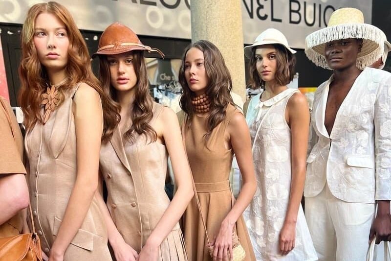 SuoViaggio, moda praia e roupas elegantes para mulheres, tendências de verão, looks sofisticados e estilos urbanos para viagens e eventos ao ar livre.