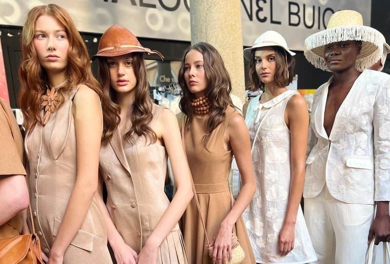 SuoViaggio, moda praia e roupas elegantes para mulheres, tendências de verão, looks sofisticados e estilos urbanos para viagens e eventos ao ar livre.