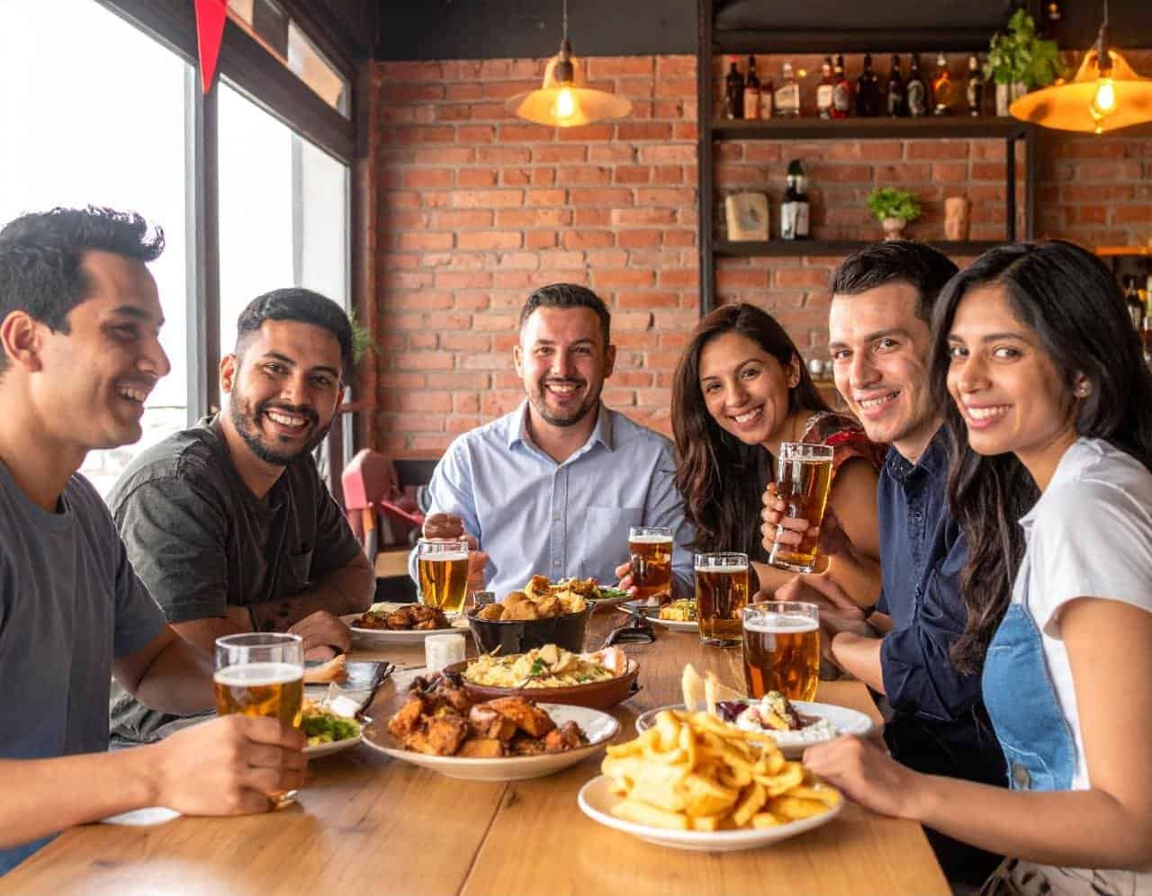 pub generico com grupo de pessoas festejando credits suoviaggio ia 267283