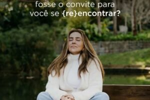 Reflexão sobre menopausa e autoconhecimento, com uma mulher meditando ao ar livre em conexão com a natureza, simbolizando cura emocional, bem-estar e o poder do momento presente.