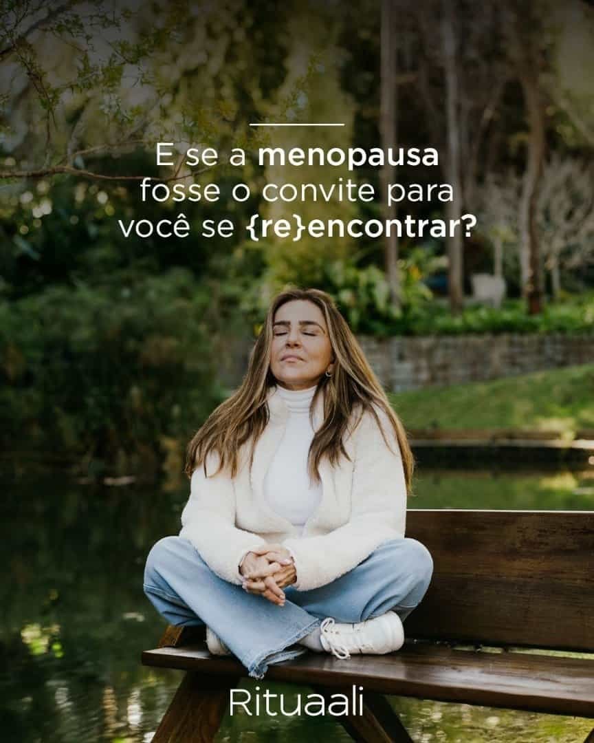 Reflexão sobre menopausa e autoconhecimento, com uma mulher meditando ao ar livre em conexão com a natureza, simbolizando cura emocional, bem-estar e o poder do momento presente.