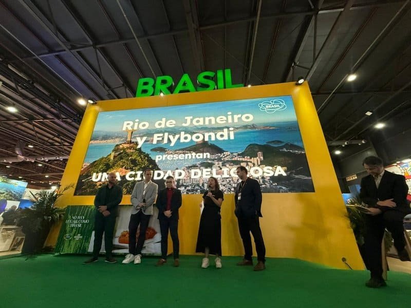 Rio de Janeiro, Brasil, destaque em feira de viagens com apresentação de destinos turísticos e atrações culturais em evento de turismo internacional.