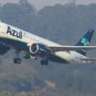 AZUL Linhas Aéreas Boeing em voo sobre área verde, turismo aéreo, viagens nacionais, transporte aéreo no Brasil, voos comerciais com foco em segurança e conforto.