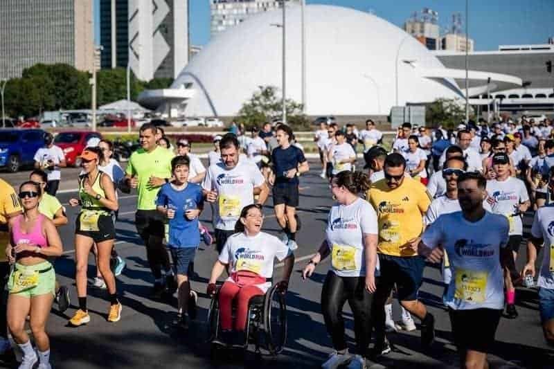 participantes da wings for life world run 2025 na esplanada dos ministérios, em brasília