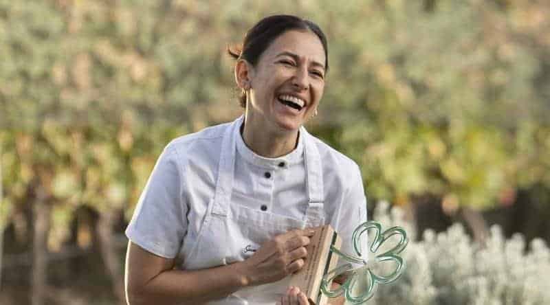 chef flavia amad celebra a conquista da estrela verde do guia michelin concedida ao restaurante osadía de crear, da renomada vinícola suzana balbo winery