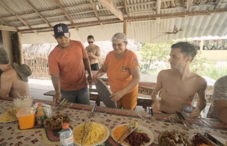 3 sob o olhar de guillaume poupin (à dir.), dona dete serve o almoço no oásis baixa grande. foto marcelo boniifácio