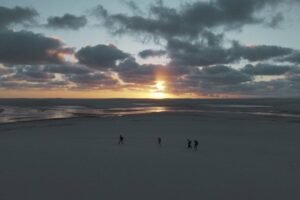 início de mais um dia de expedição a pé pelo interior dos lençóis maranhenses, longe da aglomeração. foto marcelo bonifácio