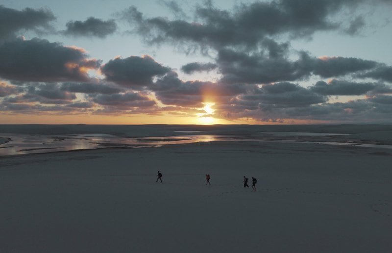 início de mais um dia de expedição a pé pelo interior dos lençóis maranhenses, longe da aglomeração. foto marcelo bonifácio