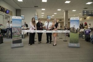 tradicional corte da faixa para inaugurar o voo para assunção no rio (divulgação)