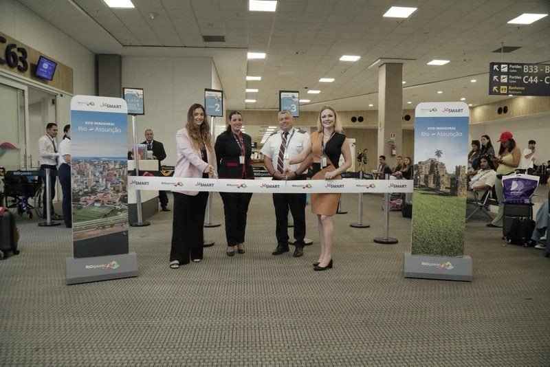 tradicional corte da faixa para inaugurar o voo para assunção no rio (divulgação)