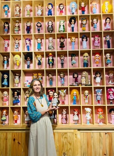 2 a artista plástica cristina bottallo com as bonecas produzidas e expostas na sua galeria em monte verde