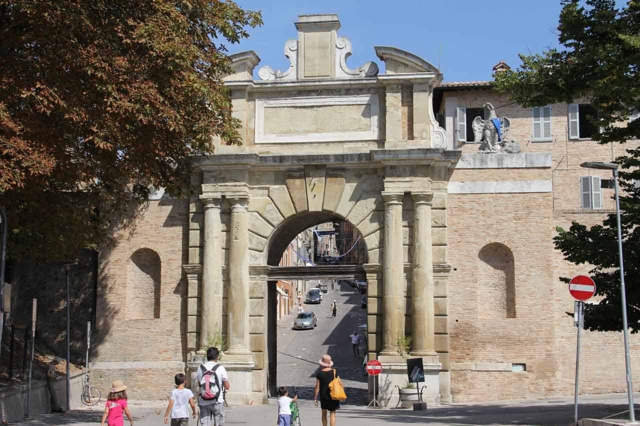 Porta Urbino no Centro Histórico de Urbino urbino cidade credits viaje com zélia©