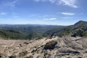 passeio até a pedra redonda proporciona vista deslumbrante e é atração oferecida pela agência explore monte verde