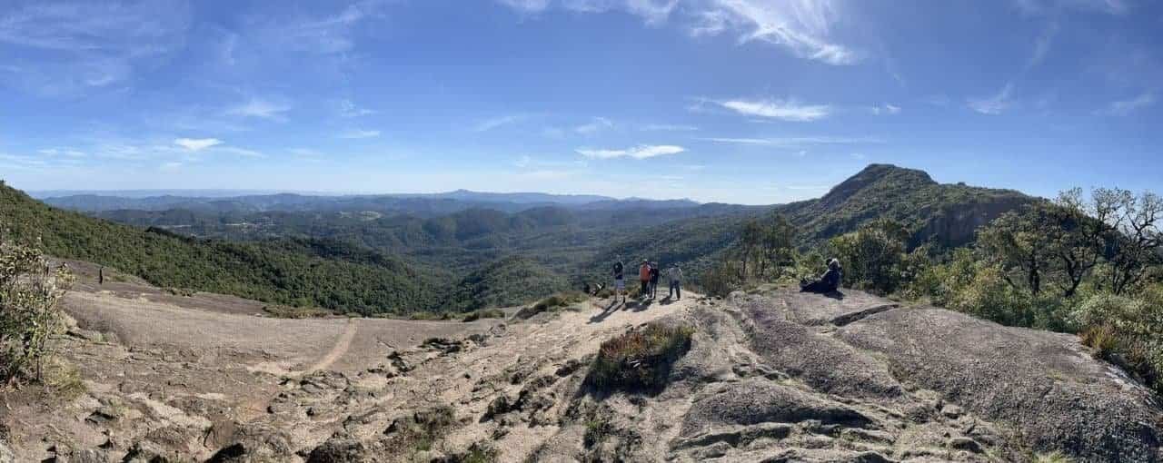 passeio até a pedra redonda proporciona vista deslumbrante e é atração oferecida pela agência explore monte verde