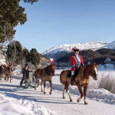 Passeio de cavalo na neve com montadores e paisagem montanhosa winter moments, enjoyment and special experiences credits switzerland tourism