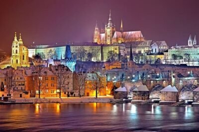 Vista noturna do Castelo de Praga iluminado, cidade histórica na República Tcheca praga cidade free license