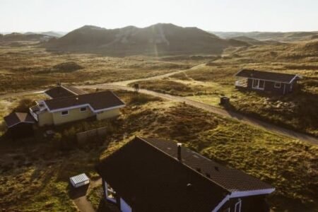 Paisagem rural com casas e montanhas ao entardecer 1 credits © thomas høyrup christensen 01