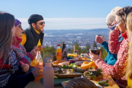 Reunião ao ar livre com amigos em cenário de natureza e cidade 1 easter traditions in norway hoto fredrik ahlsen – visit norway