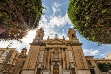 Catedral histórica sob céu ensolarado 1 valletta e as três cidades