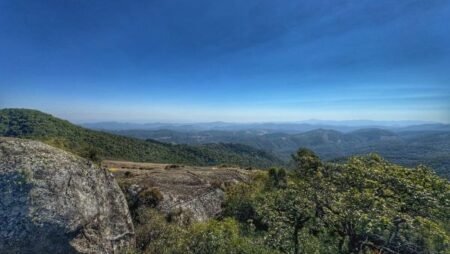 2 com topo a 1.990 metros de altura, trilha da pedra redonda oferece vista deslumbrante foto divulgaçãomove