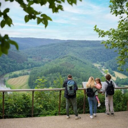 Paisagem natural com turistas apreciando vista panorâmica de vales verdes 2 semois valley national park credits visitwallonia