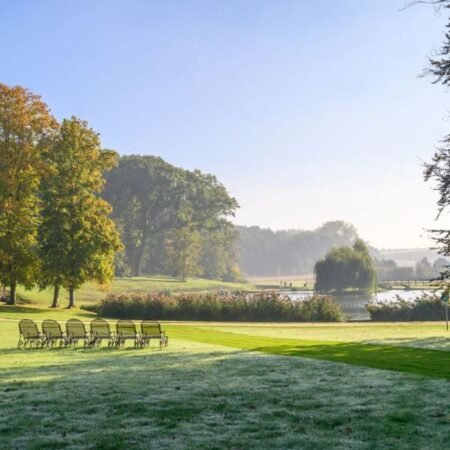 Paisagem de campo com árvores e lago ao amanhecer 3 remarkable parks & gardens credits visitwallonia