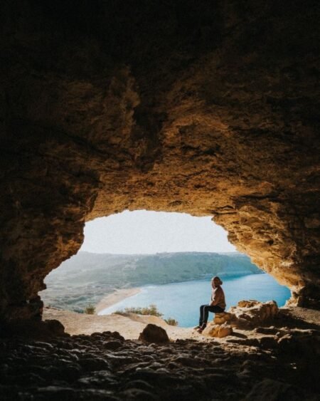 vista de uma caverna com lago ao fundo 3 – um dia na ilha de gozo
