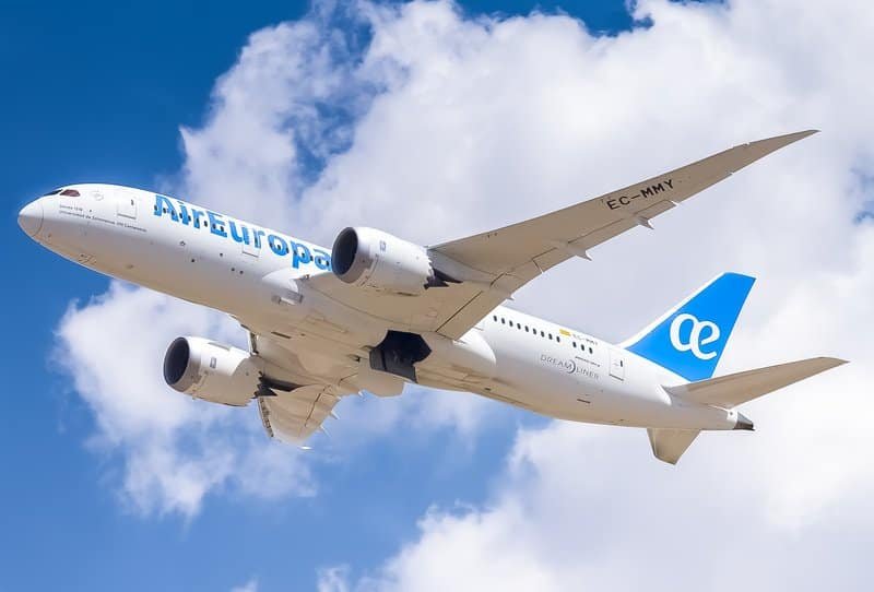 Avião da FlyEurope em voo com céu azul air europa adiciona bolonha e tânger à sua rede de destinos de verão pela primeira vez