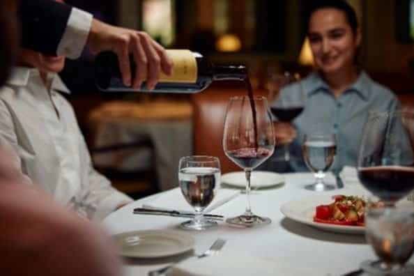 Degustação de vinhos em restaurante sofisticado artisans of wine & food. créditos da imagem para discover the palm beachesthe boca raton