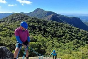 atividade de escalada no chapéu do bispo, uma das trilhas que estão sob gestão da move em monte verde divulgaçãoaraucária viagens na natureza