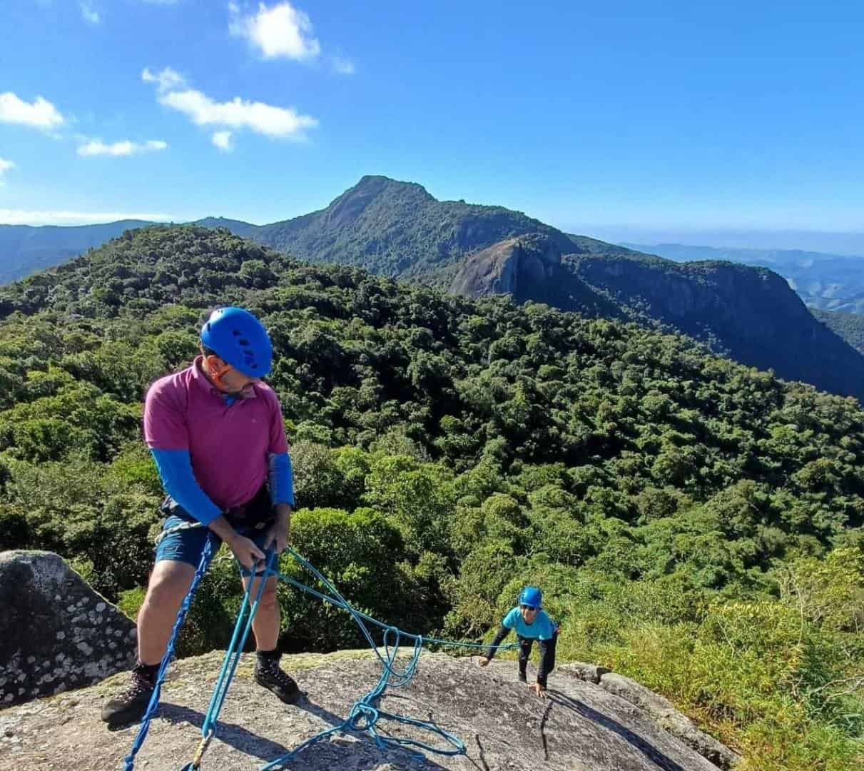 atividade de escalada no chapéu do bispo, uma das trilhas que estão sob gestão da move em monte verde divulgaçãoaraucária viagens na natureza