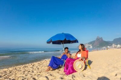 Praia com turistas relaxando sob guarda-sol embratur e instituto livre de assédio credits embratur sebrae divulgação