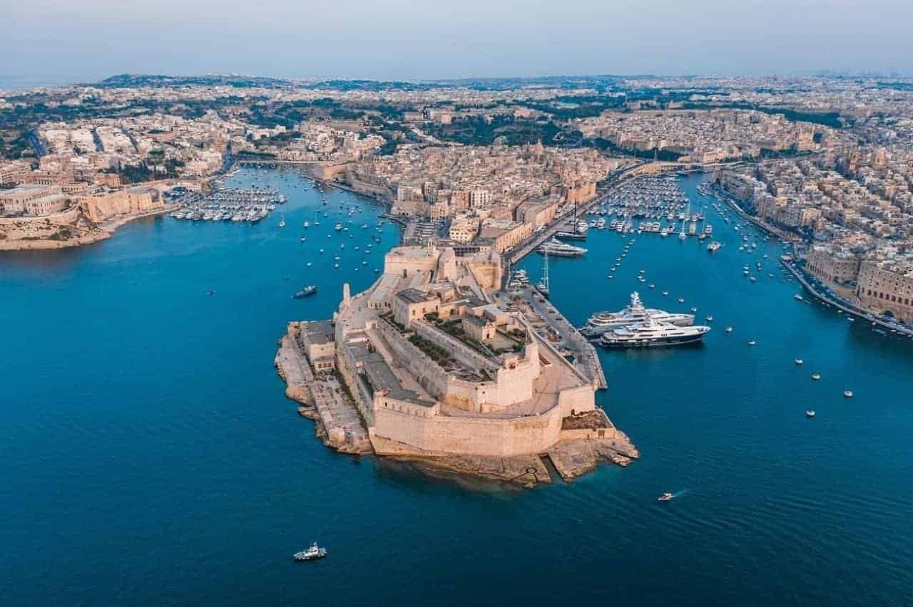 Vista aérea do porto de Malta uma semana em malta